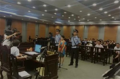 江苏一女子乱棍打死3岁亲儿子,被捕后谈笑自若,法院判决申正义