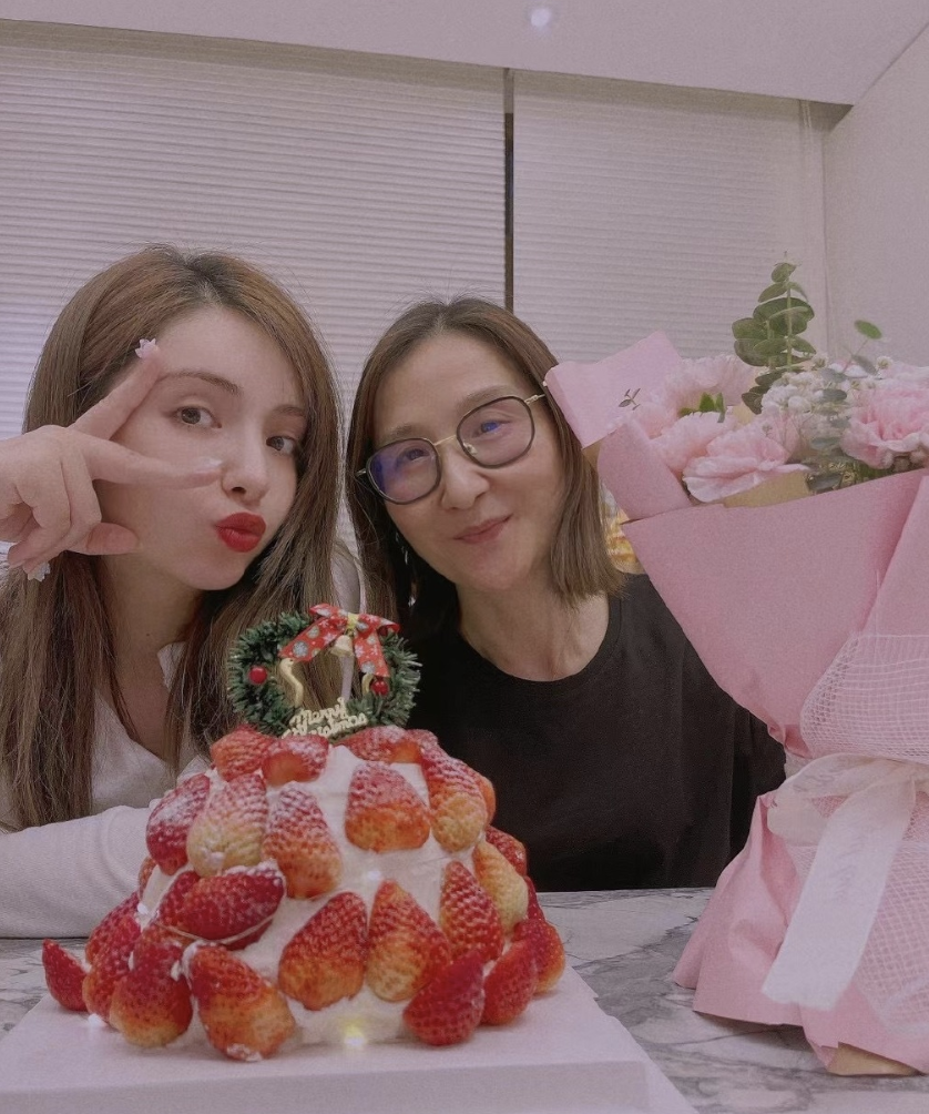 陈坤|姜潮晒儿子宠妹日常，2岁丹尼尔对妹妹又亲又抱，秒变小暖男