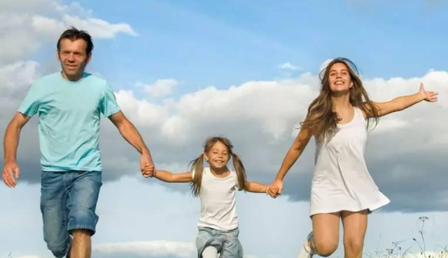 赵薇|王菲女儿和赵薇女儿现身机场，不在一个“档次”，差距一目了然