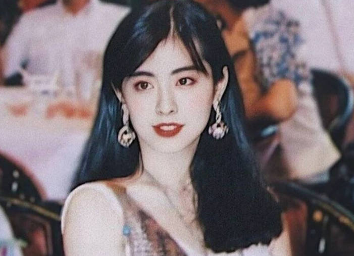 王祖贤|54岁王祖贤罕见露面，双眼凹陷驼背明显，网友：女神还是老了