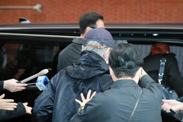 周星驰|周星驰现身吴孟达灵堂吊唁，网友：星星出来的那一刻就哭了