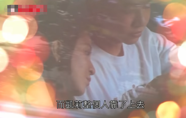 凯莉|荧幕cp成真！27岁女星与大10岁男友车内亲吻，靠肩依偎同回住宅