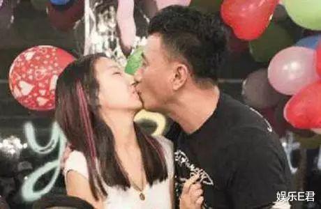 李亚鹏|50岁李亚鹏亲吻女儿大腿，低头撒娇讲粤语，网友：注意分寸