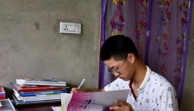 萌听小c姐|寒门学子胡安康：父母残疾，全家挖野菜生活，高考685分考上清华