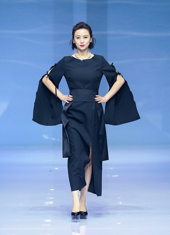 BiuVogue|优雅性感与年龄无关，翁虹大胆穿着紧身裙子风采依旧，不像50多岁