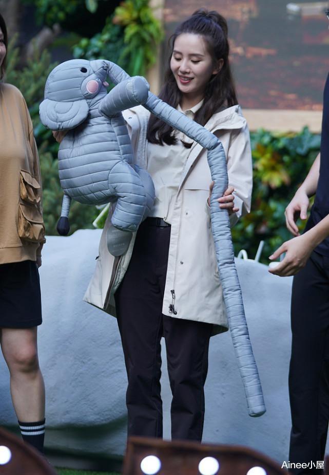 穿衣搭配|刘诗诗穿衣挺普通的,工装风衣配POLO衫都挺复古,但气质好优雅