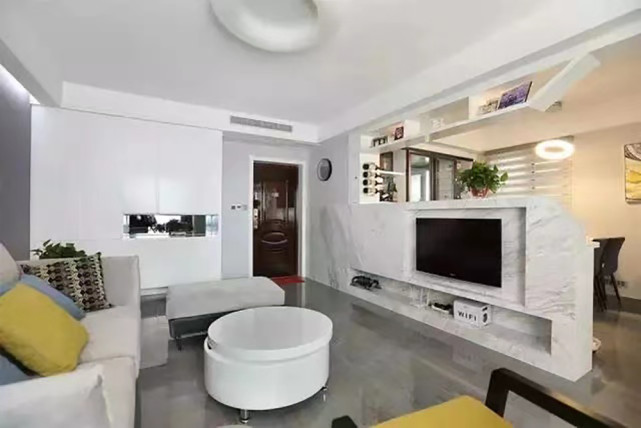 |90平隔出了二居室客厅巧用半截电视墙，一家三口正好够用