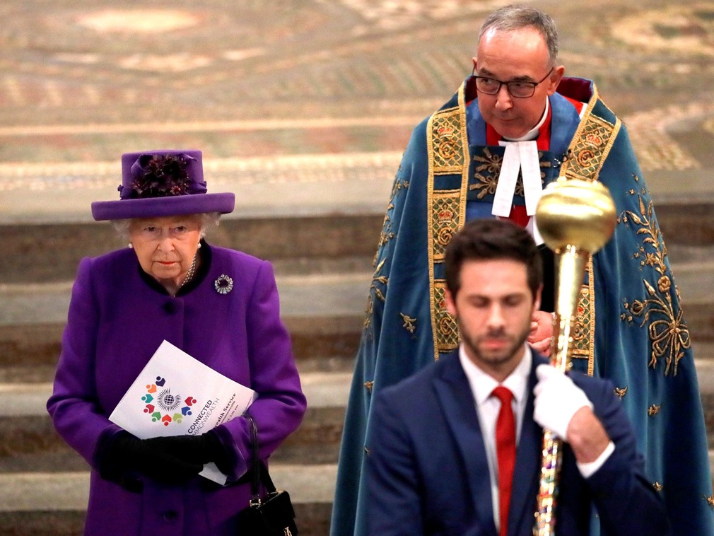 梅根與英王室巔峰對決一觸即發，94歲女王從容邁著小碎步款款而來-圖4