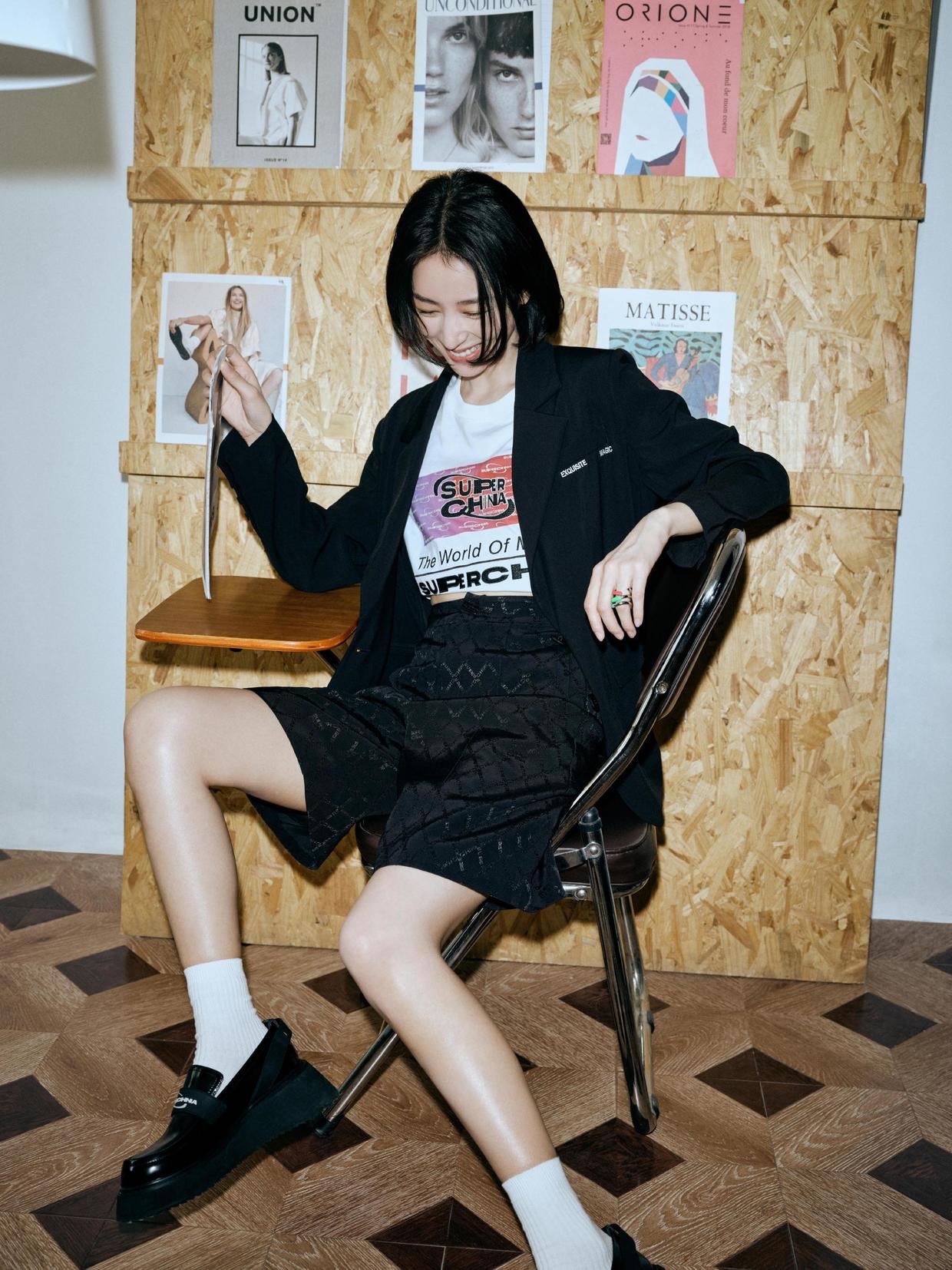 何有强|周雨彤“火”了,用吊带抹胸上衣搭配西装阔腿裤,穿得越来越胆大