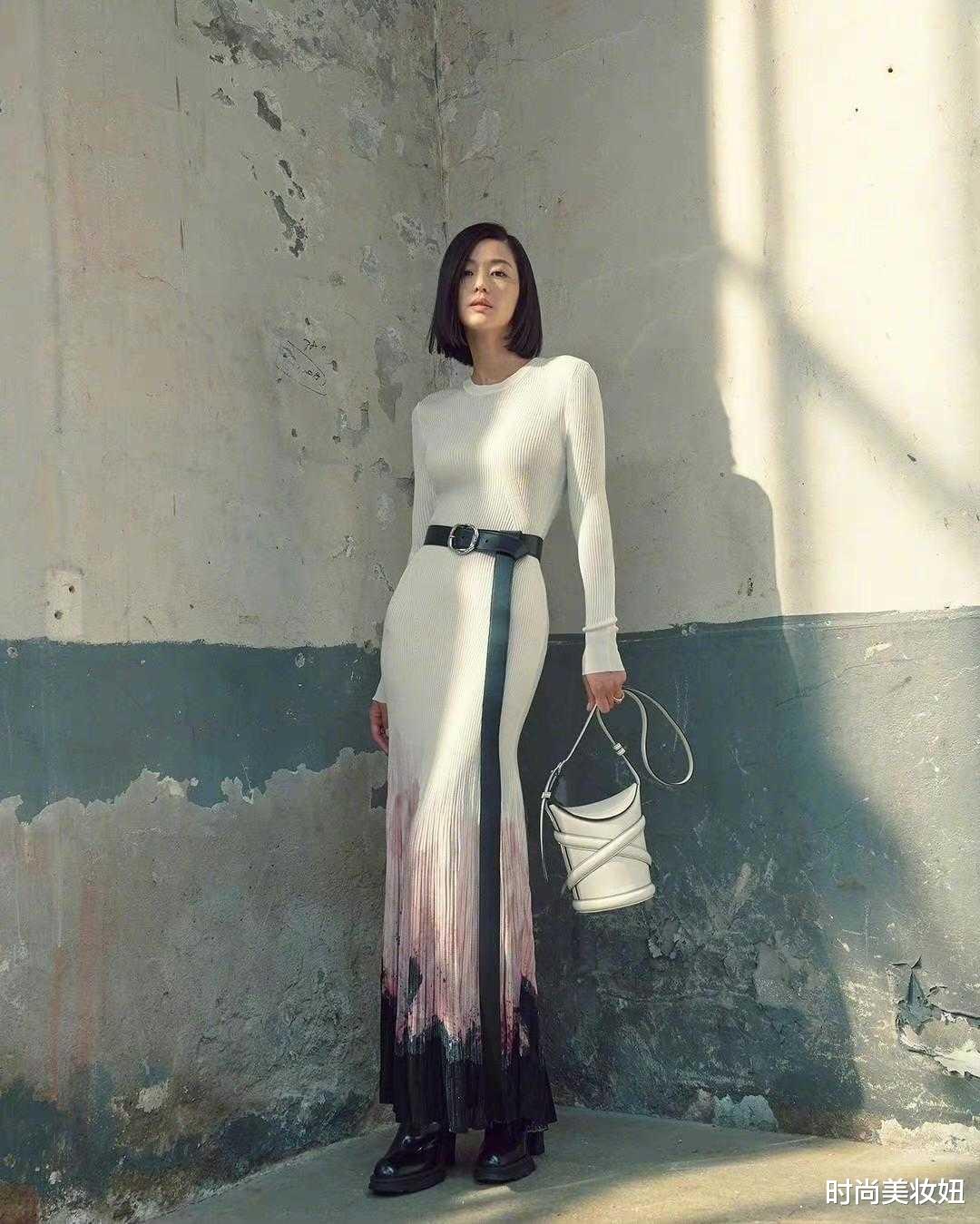 时尚美妆妞|全智贤瘦到“脱相”了，脸瘦一圈太憔悴，但气场强大不输超模