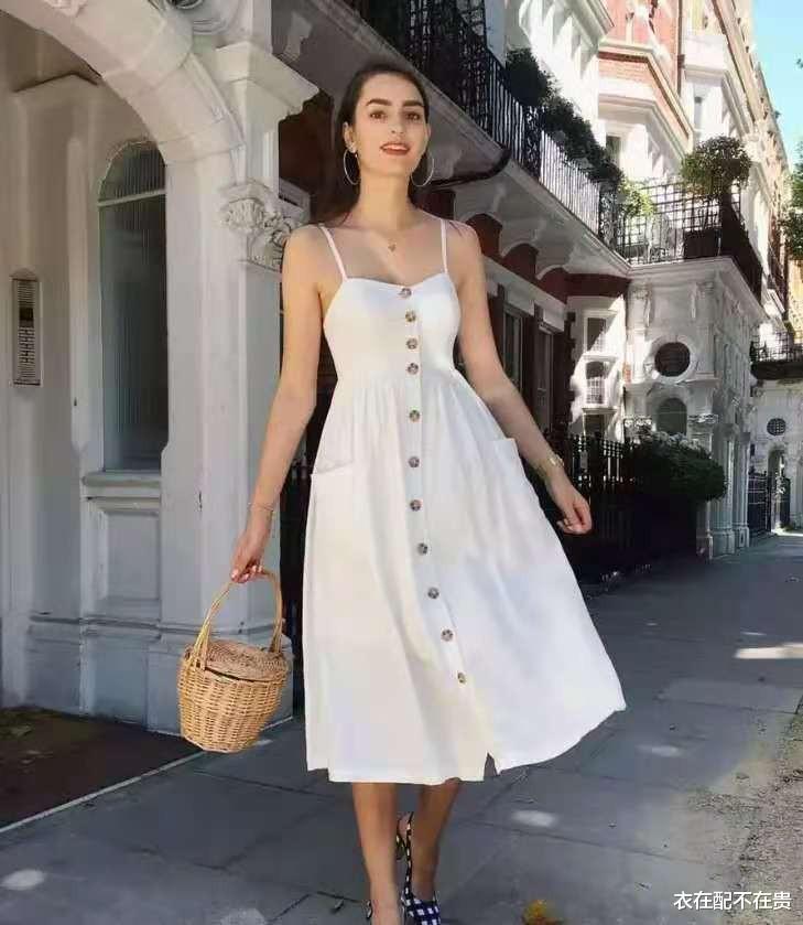 衣在配不在贵|张天爱也太“瘦”了吧,连吊带裙都撑不起来,感觉腿和胳膊一样细