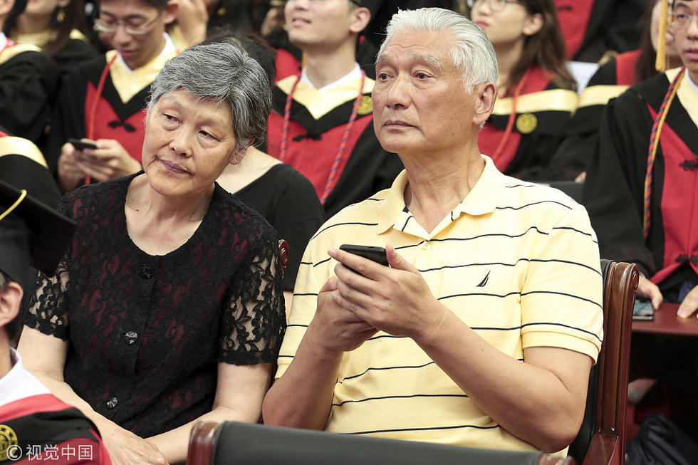 姚明|姚明近照,身材严重发福,他38岁的妻子,宛如少女显得韵味十足