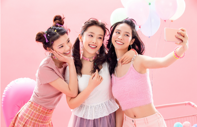 树先生聊情感 女大学生寝室自拍花式“吃黄瓜”，动作奇葩搞笑，被网友“内涵”