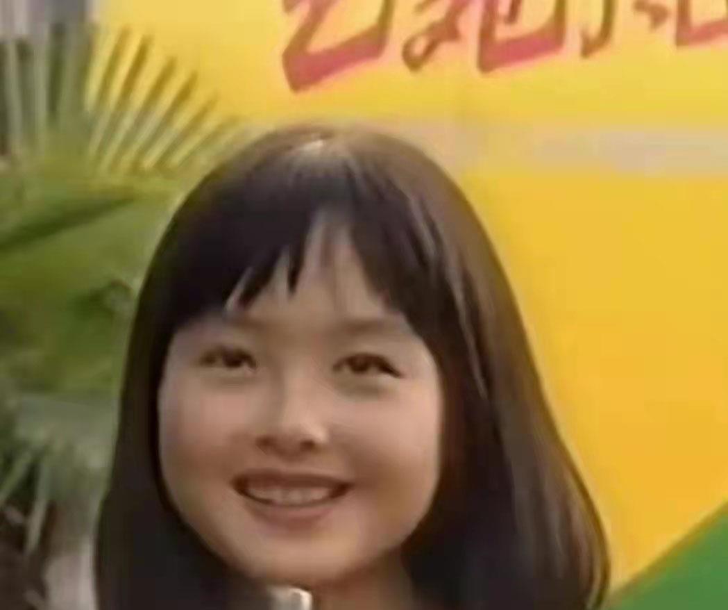 鲁豫|鲁豫年轻旧照，圆脸有婴儿肥怎么长得还有点像王冰冰？