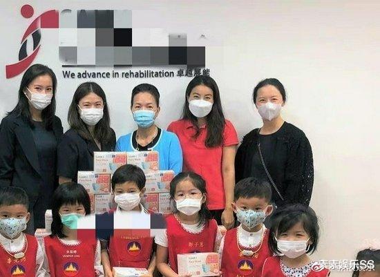 郭晶晶|郭晶晶带孩子做慈善,妹妹霍中妍戴粉色发卡,陪妈妈一起做公益