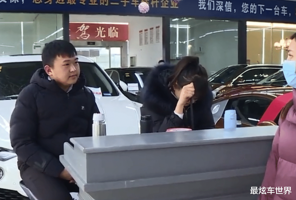 徐晓峰|女子25万全款买车，隔天就被车行抢走，网友：报警没商量