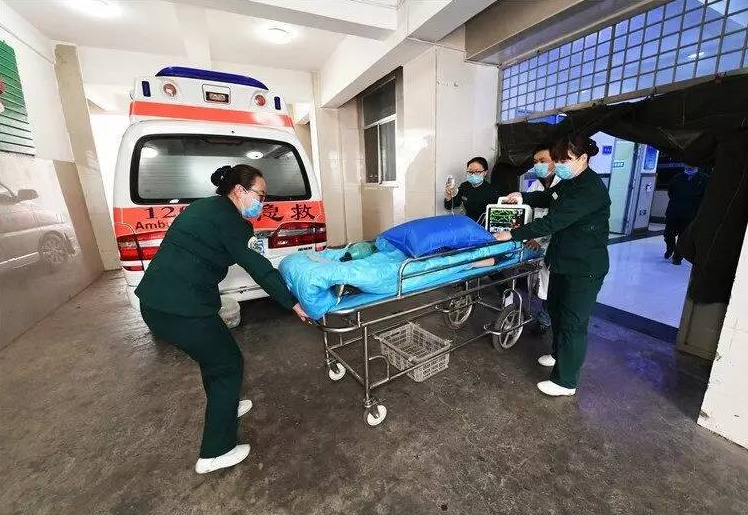 熊猫医学社|42岁男作家突发脑梗离世，生前不沾烟酒，医生惋惜：这1件事做太多