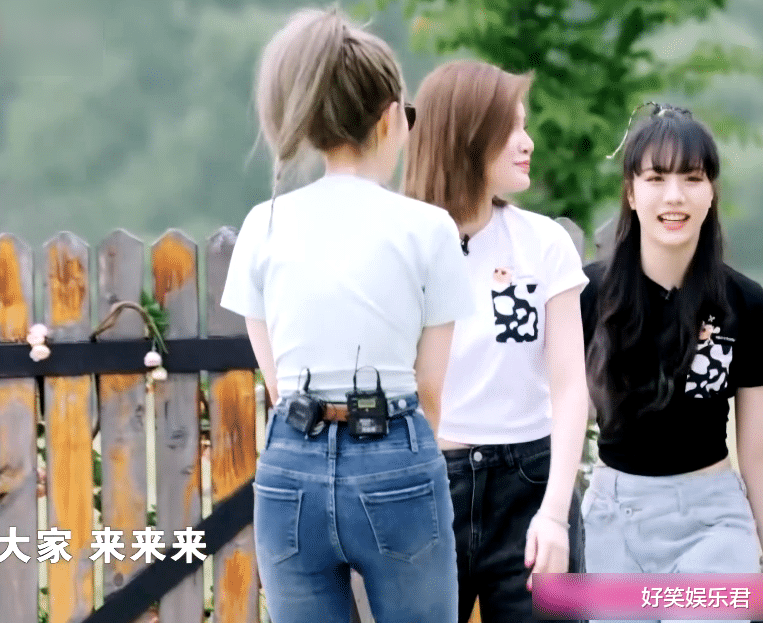 周扬青|周扬青带团队录节目，怎知身材却过于抢镜，这怕是自带精修特效