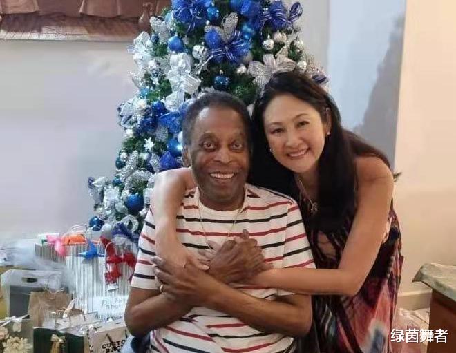 贝利|81岁球王晒最新自拍，被病痛折磨憔悴不堪，小32岁娇妻在侧，如同两代人！