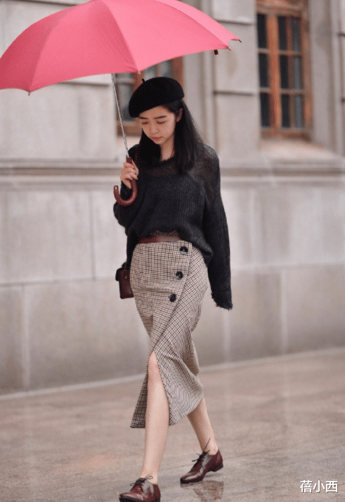 蓓小西 秋季还是穿“毛衣”最百搭，学会这4种搭配就够了，优雅到骨子里