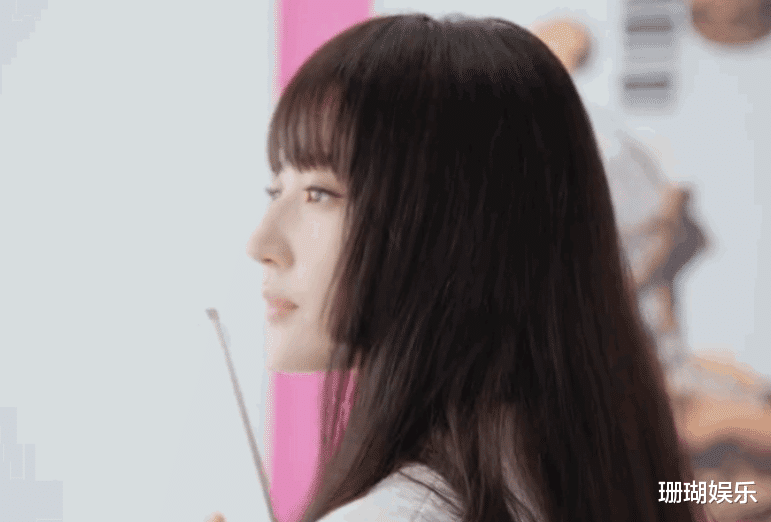 寸头|刘亦菲尝试公主切发型,厚重刘海掩盖不住高颜值,头发丝都让人羡慕
