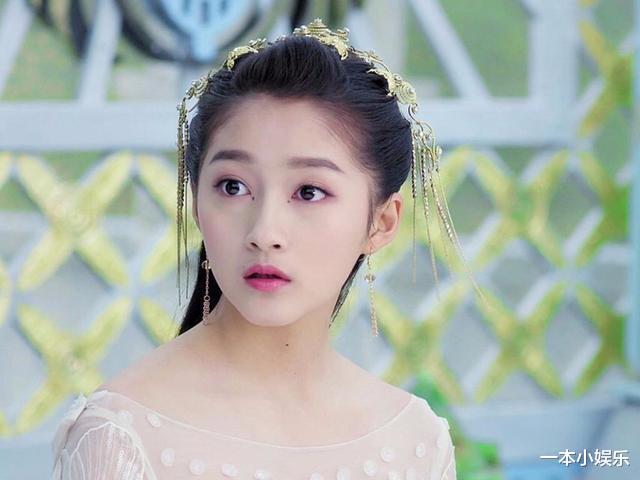 关晓彤|关晓彤为啥一直偏爱露额头发型？齐刘海照片曝光后，瞬间懂了！