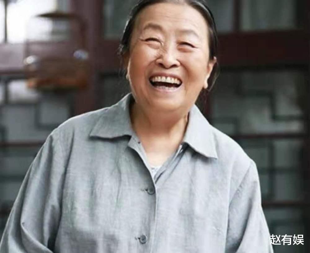 冯小刚|母亲瘫痪，冯小刚开300万宾利看望，姐姐求他：能不能帮忙找个活