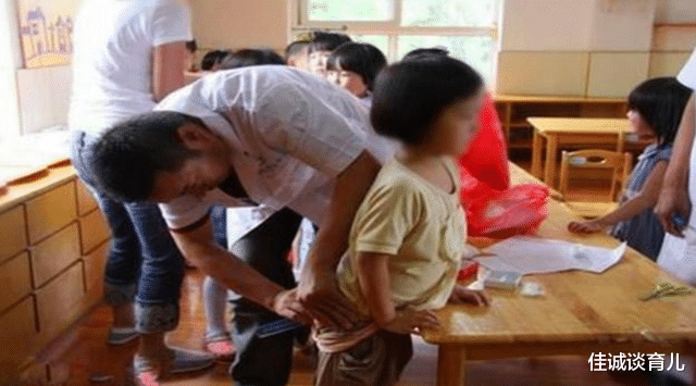 佳诚谈育儿 “妈妈我难受”，放学后3岁女儿紧抓着裤子，妈妈脱下后当场报警