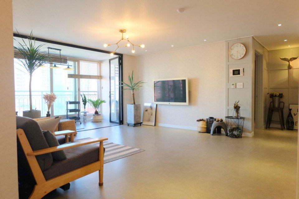 不铺大理石,也不铺木地板,还是她经济省钱,混凝土水泥浇一地!