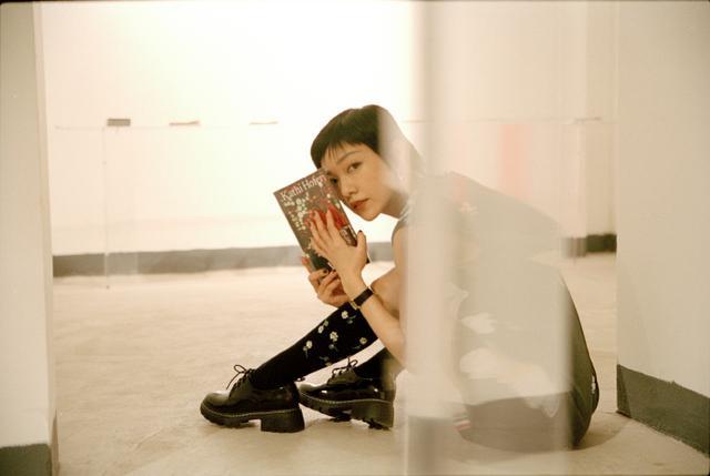 穿衣搭配|真服了郭采洁，穿松垮垮的背心裙就出镜，配狗啃式短发还挺好看