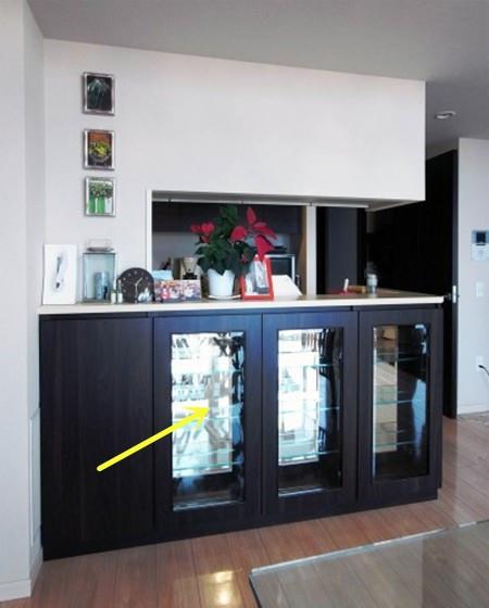 老年小妙招|老师傅透露：岛台边加10cm宽薄柜，不起眼，收纳力跟橱柜不相上下