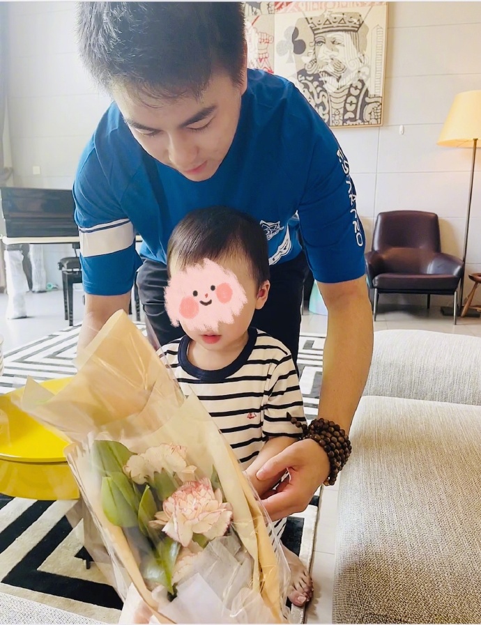 奚梦瑶|奚梦瑶官宣二胎后首亮相，孕肚微隆孕味十足，表示以后家里更热闹