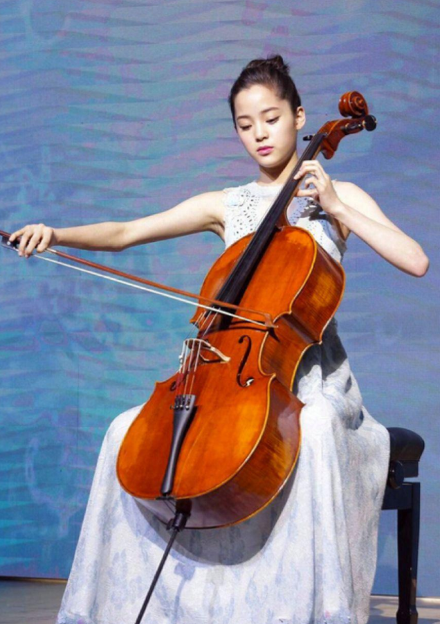 奶果的妈咪 欧阳娜娜染金发秀自拍，颜值堪比女团成员，爸爸以为发色是P的