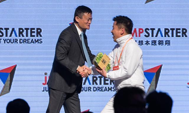 创业|她曾与马云对话谈创业,成功欺骗世界首富撒币,一个故事卖573亿