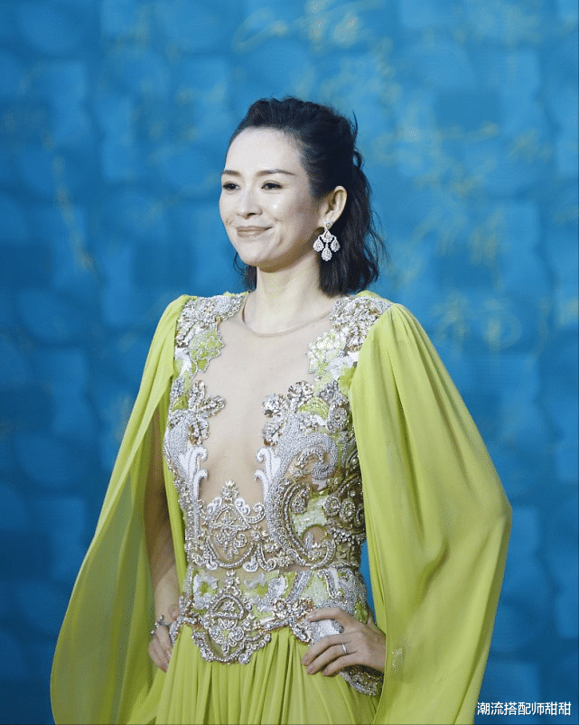 潮流搭配师甜甜 章子怡这裙子看着就挺冷的，都透肉造型还挺大方的，让人饱眼福