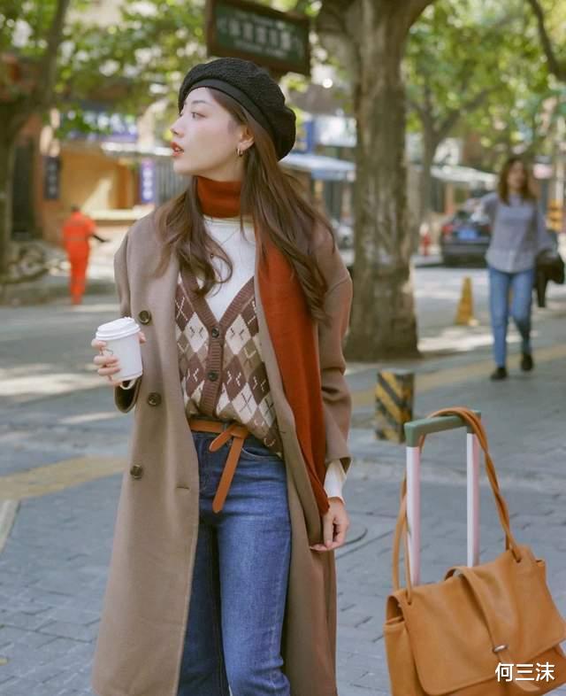 何三沫 冬天不要只会穿羽绒服，可以试试大衣搭配靴子，气场不输给超模