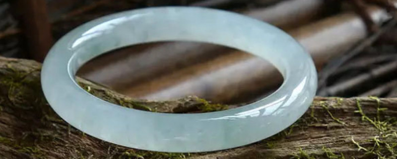 |翡翠镯子应该戴在哪只手上