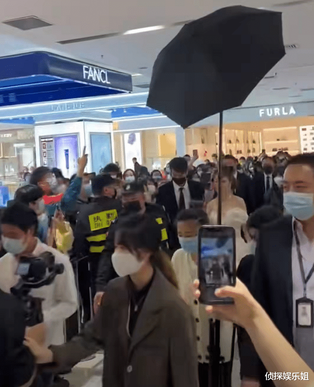 佟丽娅|佟丽娅穿白裙现身活动，又瘦又美气质出众，真娱乐圈颜值天花板