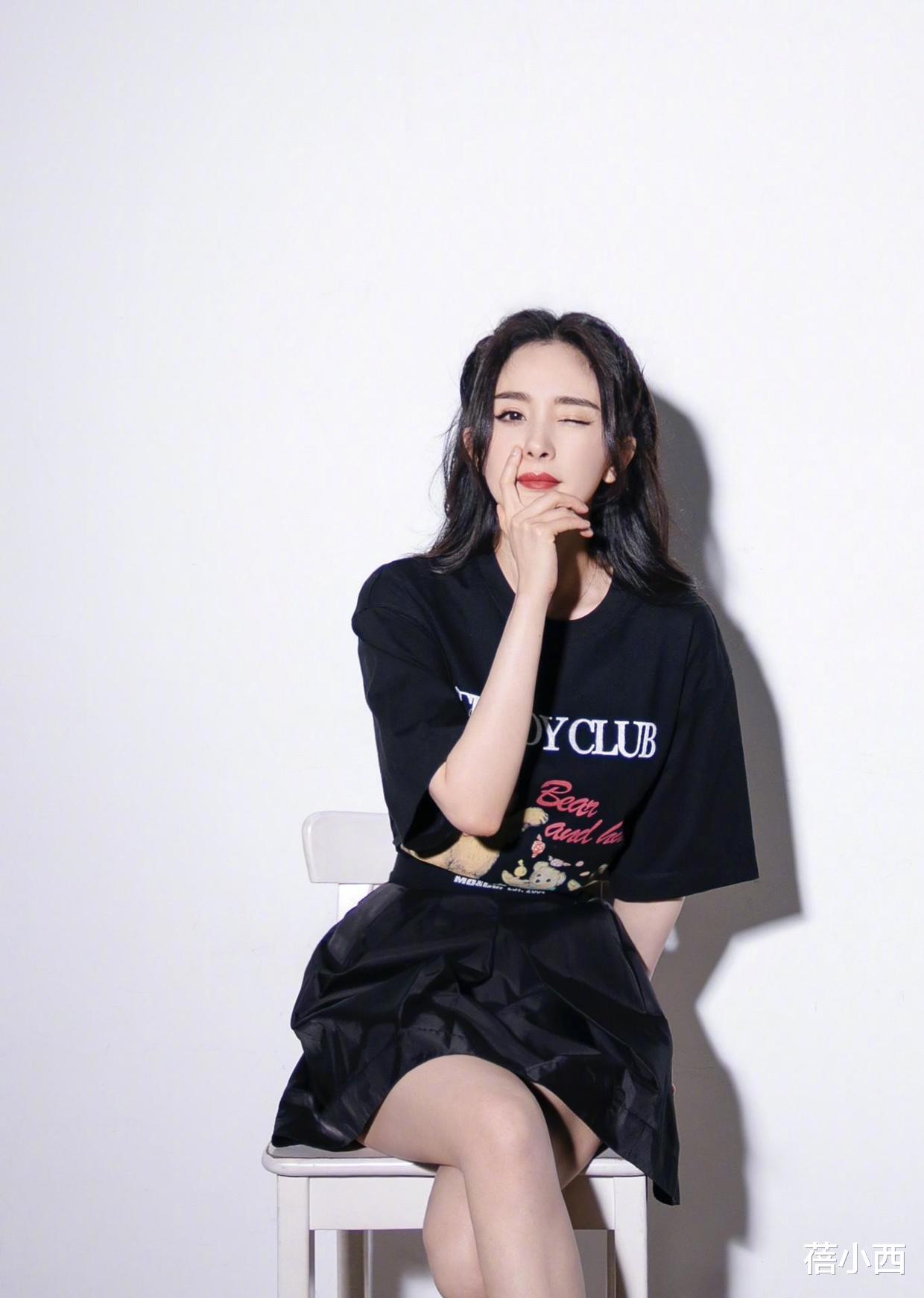 蓓小西 杨幂真不愧是“姐姐圈”的顶流,穿黑色丝绒裙配大波浪,气质惊艳