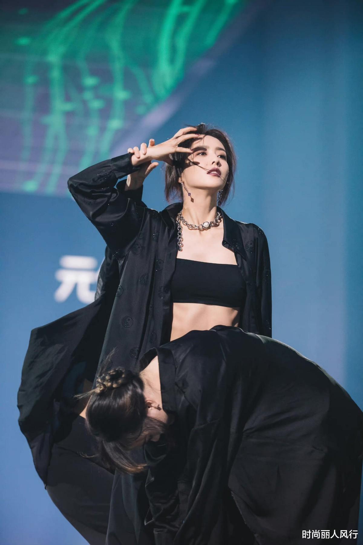 佟丽娅|佟丽娅什么造型都敢穿!穿女团风越来越顺眼,大胆露内衣超性感