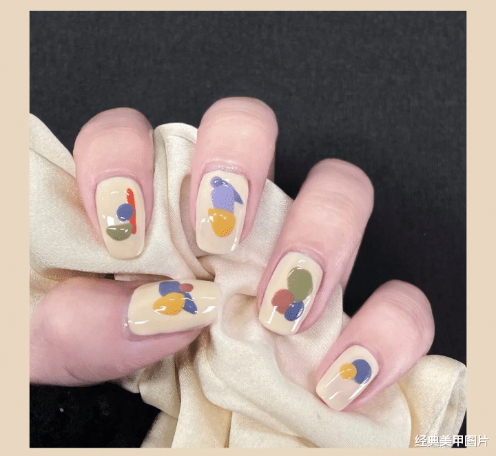美甲|2021春日显白美甲图鉴，该给你的指甲换新衣服啦！