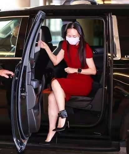 时尚风行派|孟晚舟亮眼色系列穿搭！穿蓝宝石长裙下车如女王，浅笑比明星惊艳