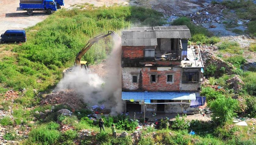 长脖子爸比说|广州一奇葩钉子户,因索要巨额赔偿被拒,现已成为城市独特风景