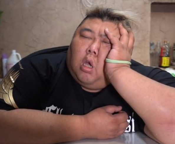 小贝|小贝饿了状态堪忧，嗓子哑疑似经常催吐，整个人看起来很憔悴