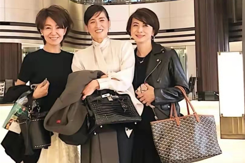 运动|五六十岁的女人,过年烫发建议选这三款发型,时髦减龄又好打理