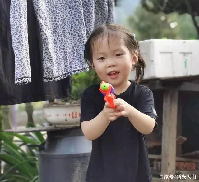 女孩 江西德兴5岁女童江奕昕被害，68岁疑犯已被抓获，两家人互不认识