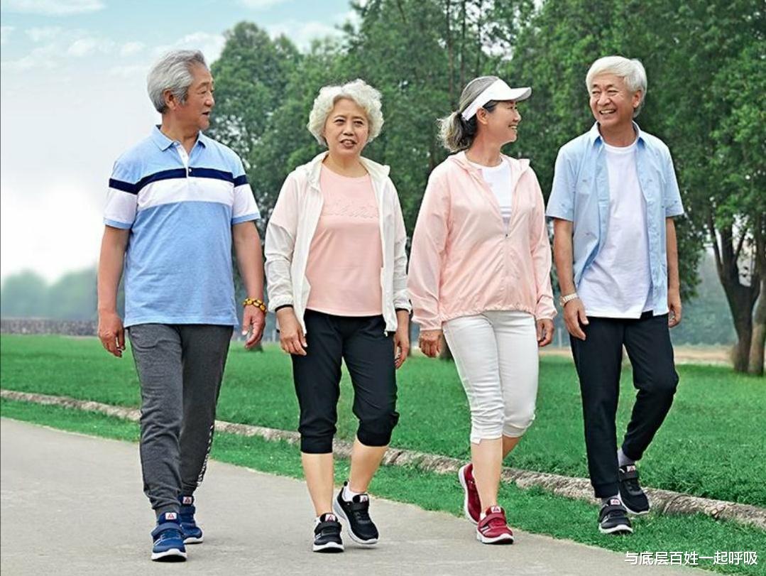 与底层百姓一起呼吸 年轻人应该多与家里老年人交流，老年人也要善于找年轻人求助