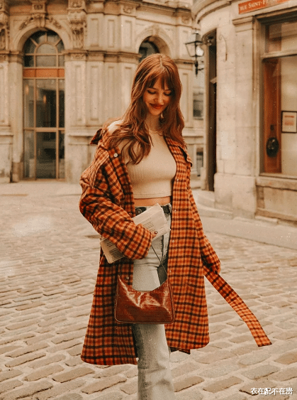 伊能静|伊能静陪婆婆走机场，扎斜马尾配粉包真显嫩，比一旁秦昊看着还小