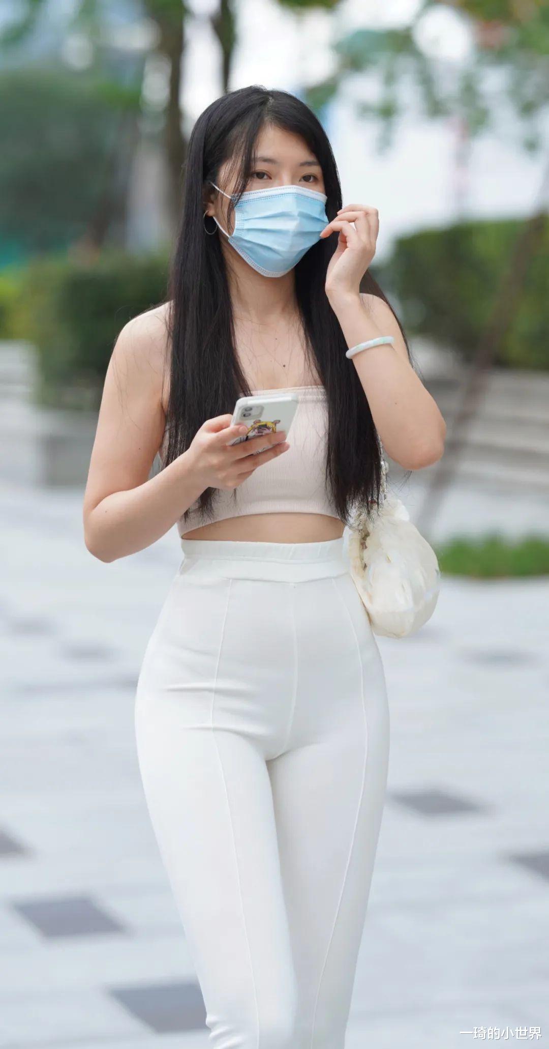 一琦的小世界|?穿这种白色裤子的女生,一般都超有自信吧?