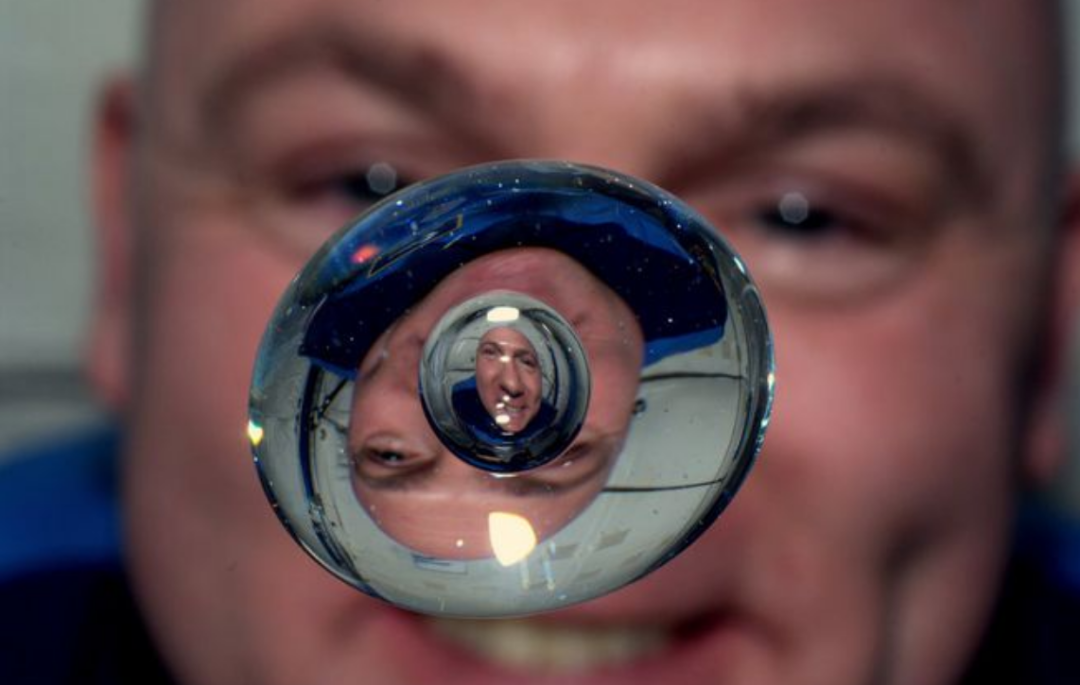 NASA 在太空3个月，航天员咋处理个人卫生问题？回来身上是不是臭的？